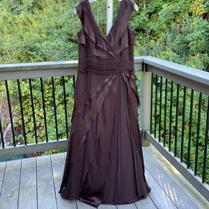 Stunning Tadashi Shoji Full Length Silk Gown